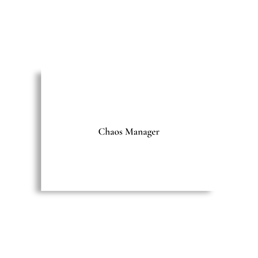 Wit T-shirt met zwarte tekst Chaos Manager