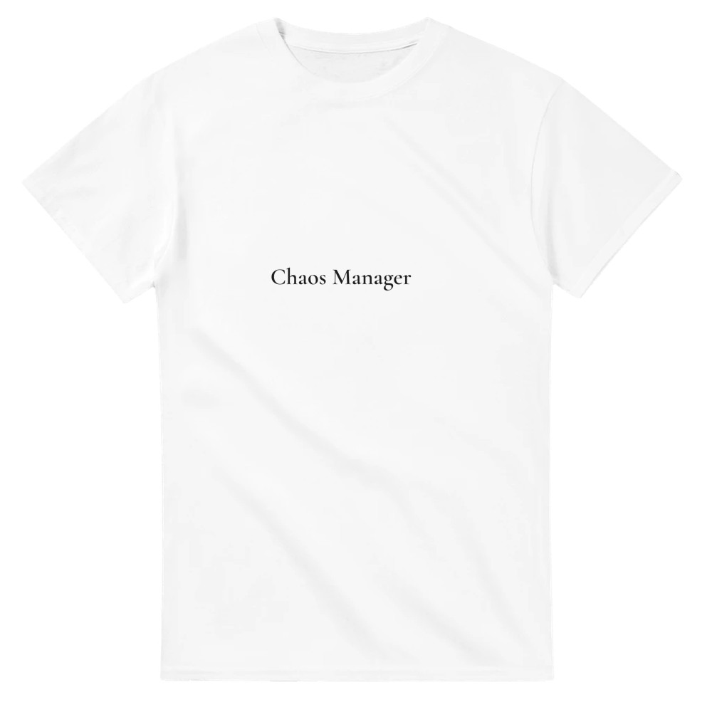 Wit T-shirt met zwarte tekst Chaos Manager
