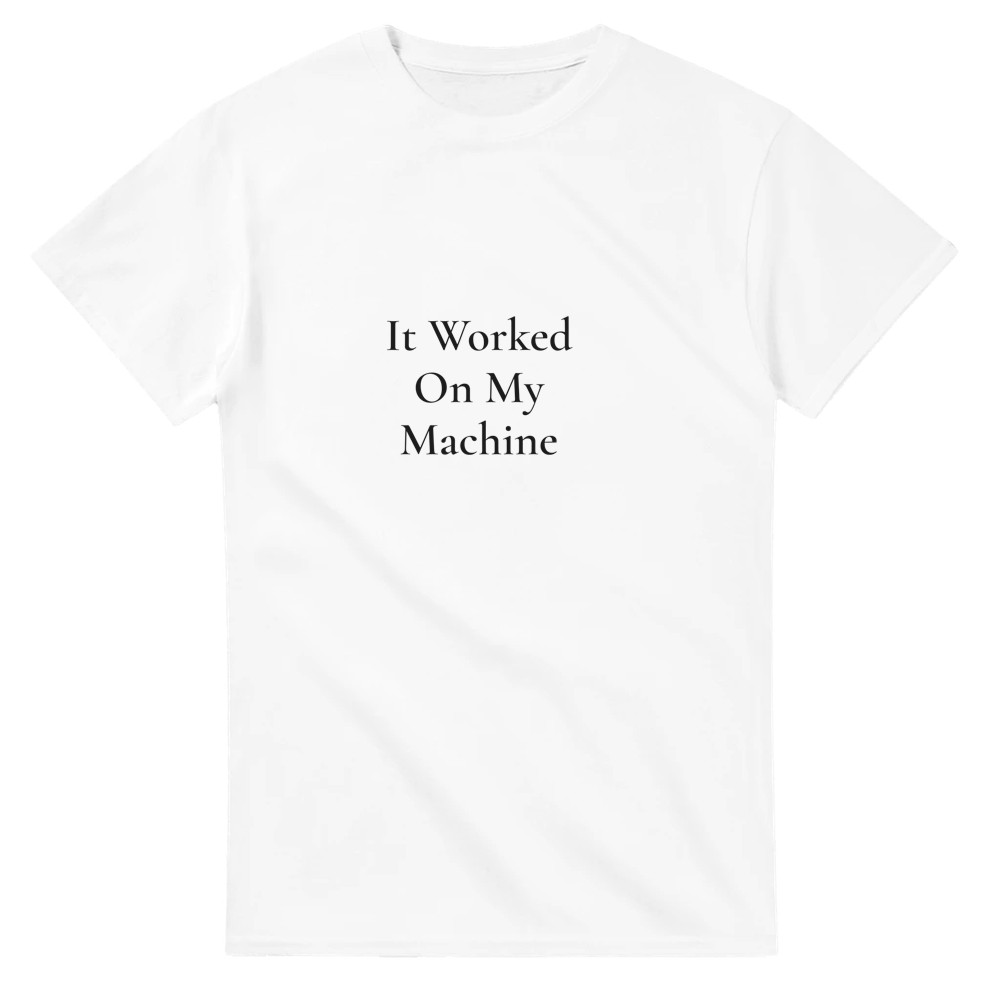 Wit T-shirt met zwarte tekst It Worked On My Machine