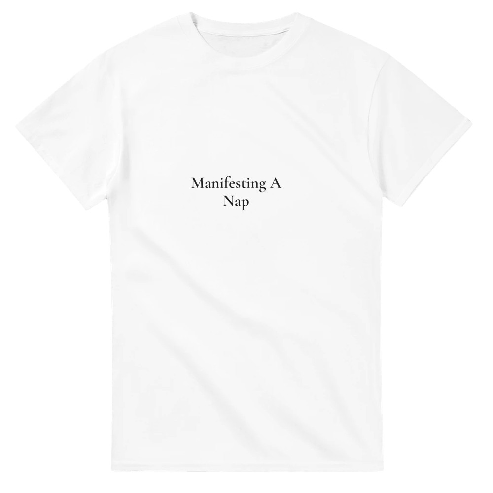 Wit T-shirt met zwarte tekst Manifesting A Nap