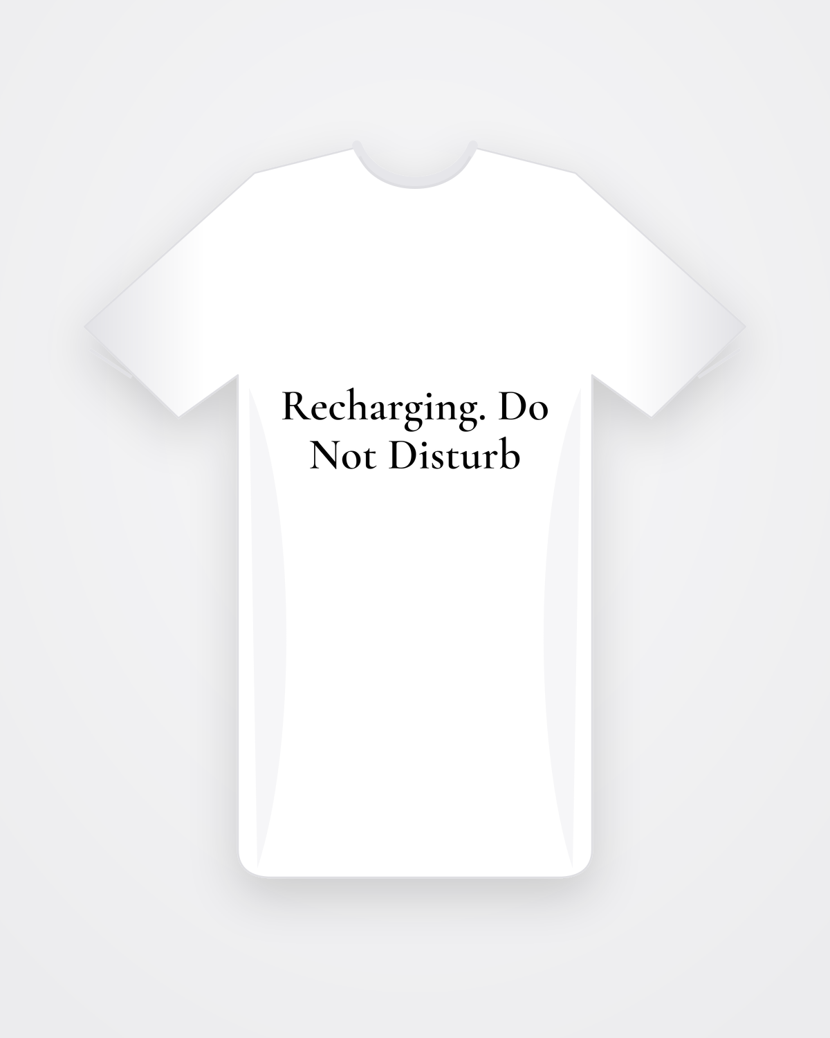 Wit T-shirt met zwarte tekst Recharging. Do Not Disturb
