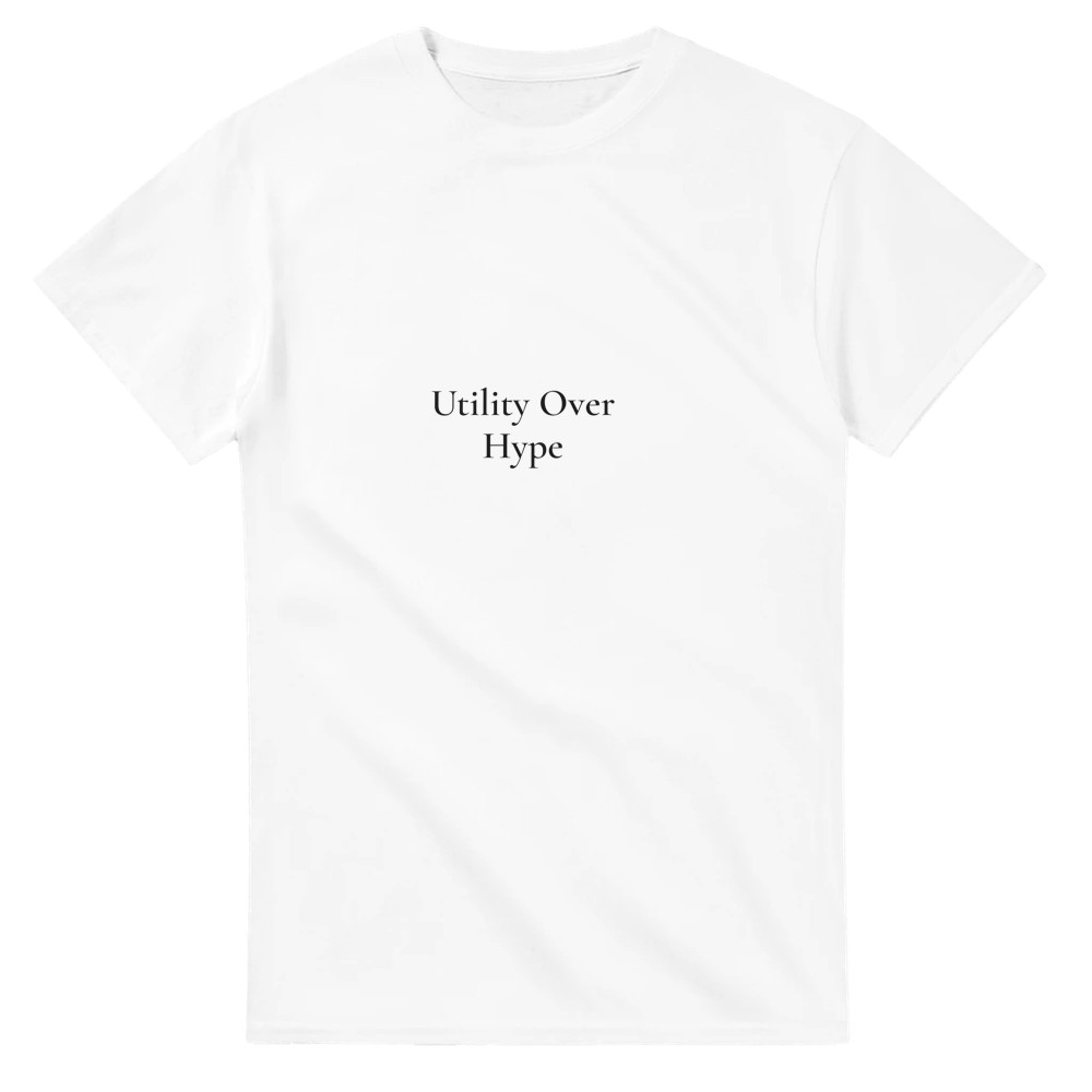 Wit T-shirt met zwarte tekst Utility Over Hype
