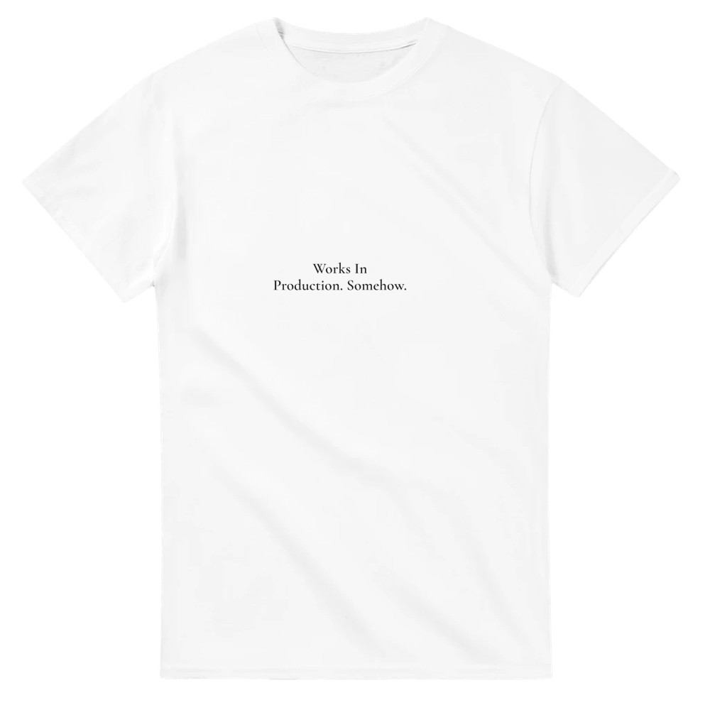 Wit T-shirt met zwarte tekst Works In Production. Somehow.